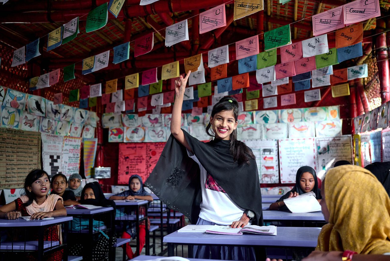 Smiling_teenage_girl_in_school_©UNICEF_UNI517397_Sujan